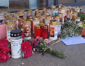 Gedenkkerzen vor der Schule in Taufkirchen an der Pram