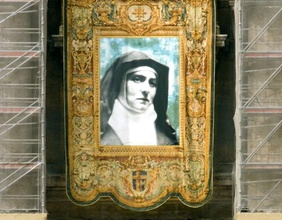 Bildnis der Nonne Edith Stein an einem Baugerüst