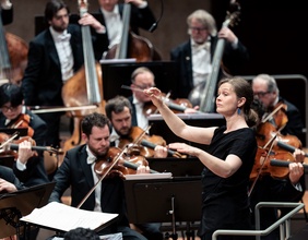 Mirga Gražinytė-Tyla dirigiert die Berliner Philharmoniker 