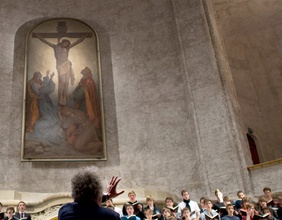 Bachkantaten mit Dirigent und Chor in einer Kirche