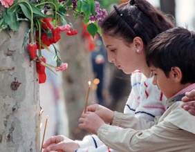 Zwei Kinder in Georgien zünden Kerzen an, 1989