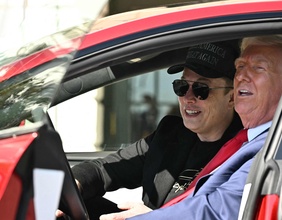 Elon Musk und Donald Trump in einem Auto