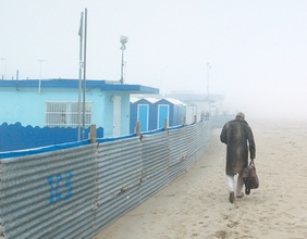 Filmstill "Rimini", Mann am nebeligen Strand