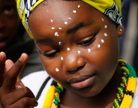 Mädchen in Afrika mit Gesichtsbemalung