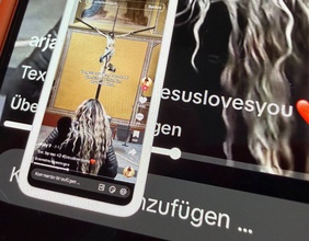 Abfotografiertes Smartphone-Display "Jesus Glow": Jesus loves you