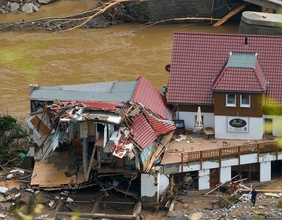 Zerstörtes Haus nach einer Überschwemmung