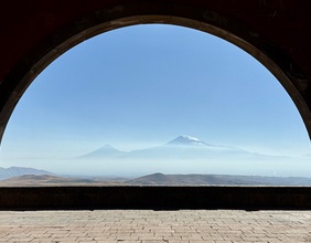 Wolken um einen Berg in Armenien, Blick durch einen Bogen