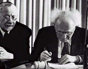 David Ben Gurion unterzeichnet den Vertrag zur Unabhängigkeit Israels