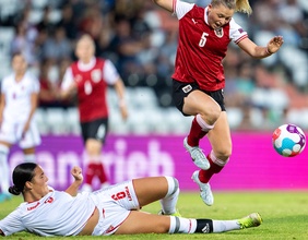 Tanja Malesija und Maria Plattner während eines Länderspiels.