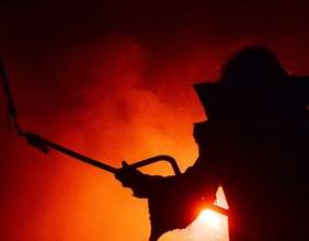 Krampusfigur im Gegenlicht