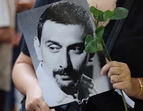 Frau hält ein Bild von Ziad Rahbani