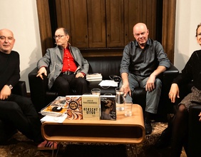 Leiter des Grazer Literaturhauses Klaus Kastberger mit der Kulturjournalistin Julia Zarbach und dem Literaturkritiker und Übersetzer Cornelius Hell