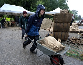 Vorbereiten von Sandsäcken, Hochwasser