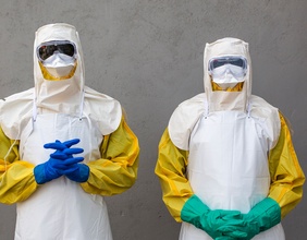 Zwei Personen in Virenschutzbekleidung