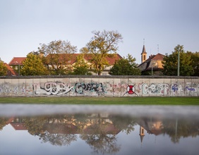 Ein Stück der Berliner Mauer ist auf dem Gelände der Gedenkstätte Berliner Mauer, dem früheren Todesstreifen an der Bernauer Straße