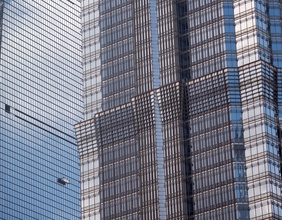 Fensterputzer am Shanghai World Financial Center (links), Jin Mao Tower (rechts) 