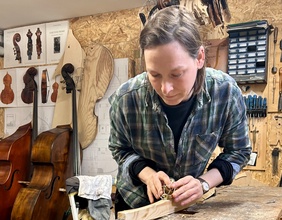 Kontrabassbauerin Annekathrin Schumacher