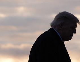 Trump-Silhouette im Gegenlicht