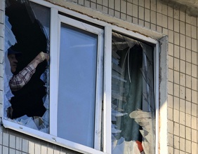 Zerstörte Hausfront in Kiev, Ukraine