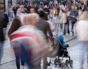 Passanten in einer Fußgängerzone