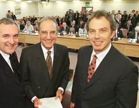 Bertie Ahern, George Mitchell und Tony Blair