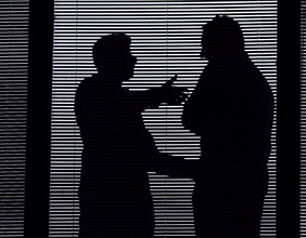 Der Schatten zweier diskutierender Männer