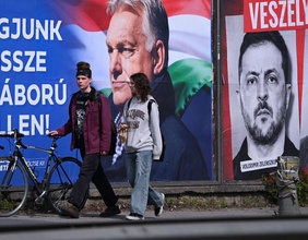 Wahlplakate von Viktor Orban und der Oppositionspartei