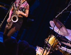 Musikerinnen auf der Bühne beim Jazzfestival Saalfelden