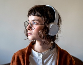 Junge Frau mit Kopfhörer