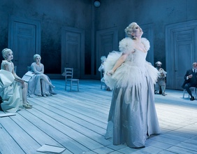 Bühne mit Opernsängerin