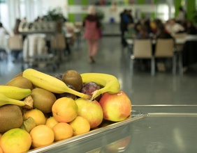 Kantine: Obst in einer Aluschale