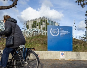 Internationale Strafgerichtshof mit Radfahrerin