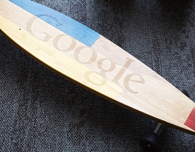 Skateboard mit Google-Schriftzug