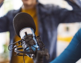 Podcast-Mikrofon mit zwei Personen