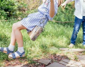 Schaukelndes Mädchen, Kinder auf dem Spielplatz