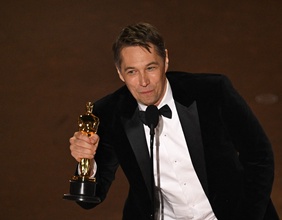 Sean Baker mit Oscar-Statue