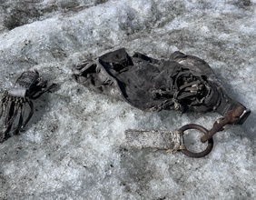 Fallschirmmaterial wahrscheinlich von US-Geheimagenten der "Operation Greenup" Gletscherfund