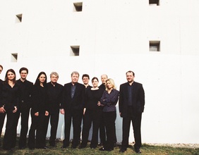Musiker des Ensemble des XX. Jahrhunderts stehen vor einem Gebäude