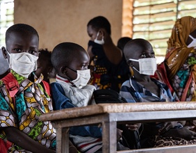 Schüler tragen Gesichtsmasken in Ouagadougou.