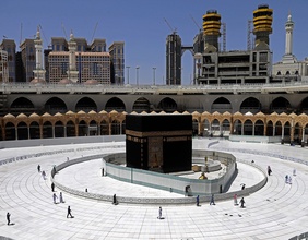 Die Kaaba im Innenhof der Heiligen Moschee in Mekka.