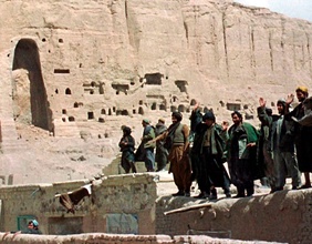 Leere Aussparung, zerstörte Buddhastatue, Talibansoldaten im Bamiyan-Tal