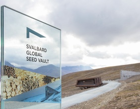 Eingangsschild zur größten Samenbank der Welt bei Longyearbyen, Spitzbergen, Norwegen 