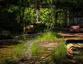Rostige und demolierte Autodrom-Autos in der Geisterstadt Pripyat in der Nähe von Chernobyl 