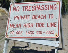 "No Trespassing" - Schild