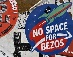 Foto: Aufkleber mit der Aufschrift "No Space for Bezos"