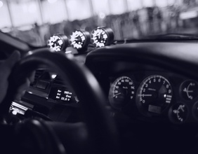 Ein Lenkrad in einem Auto