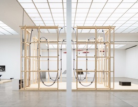 "Soundspacesculpture" von Bernhard Leitner, Ausstellungsansicht in der Wiener Secession