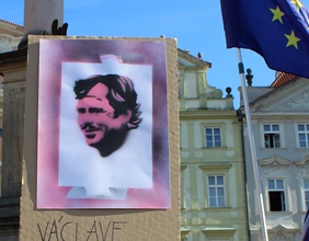Plakat mit Vaclav Havels Gesicht, daneben EU.Fahne