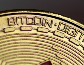 Eine Nahaufnahme eines Bitcoins.