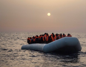 Senegalesische Flüchtlinge in einem Schlauchboot